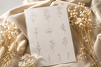 Planche de tatouages éphémères floraux SKNLY avec motifs de fleurs minimalistes