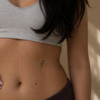 Tatouage éphémère floral SKNLY porté sur le ventre avec motif fleur minimaliste